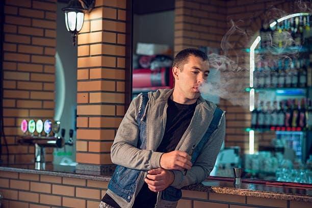 Papieros elektroniczny Tipps wie Sie einen papieros elektroniczny nutzen und Smok E Zigarette einschalten